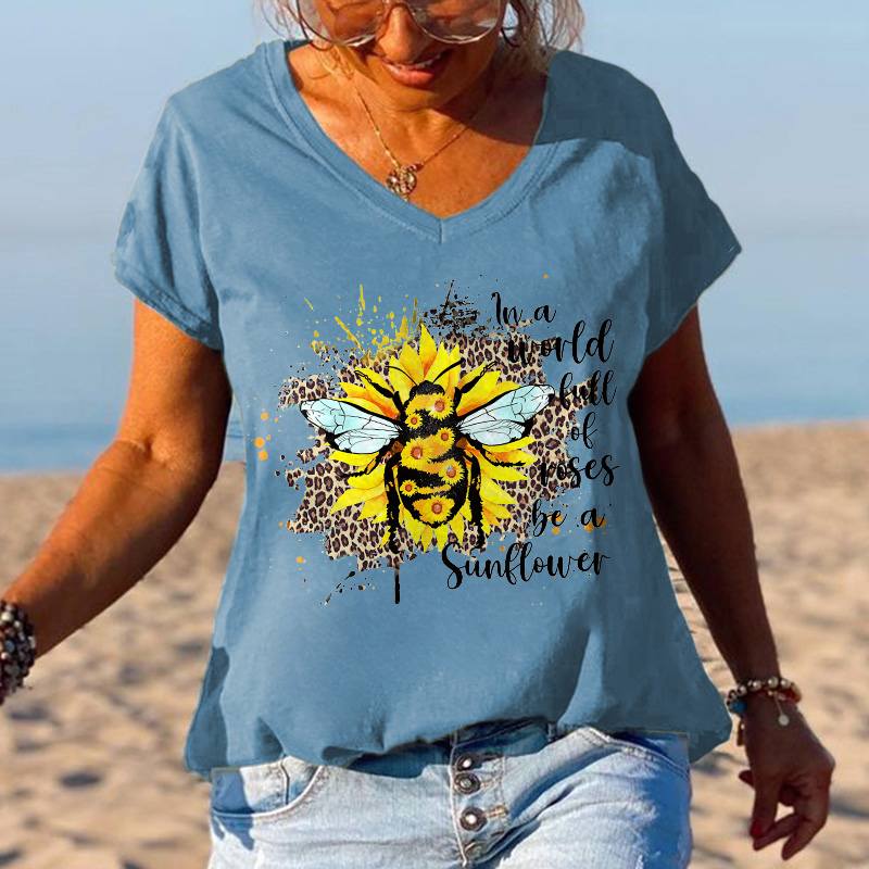 In A World Full Of Roese Be A Sunflower Printed Women's T-shirt